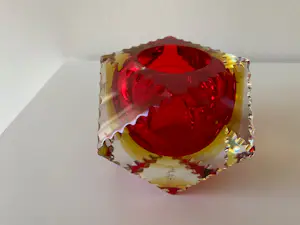 AcheterFlavio Poli - Facetgeslepen Murano vaasje met rood oranje gele kleuren en zaagtandrand? Enchérissez de 49!