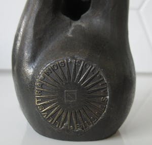 Niet of onleesbaar gesigneerd - Bronzen beeldje gemaakt voor de Universiteit Utrecht ontwerp Maarten Benschop kopen? Bied vanaf 10!