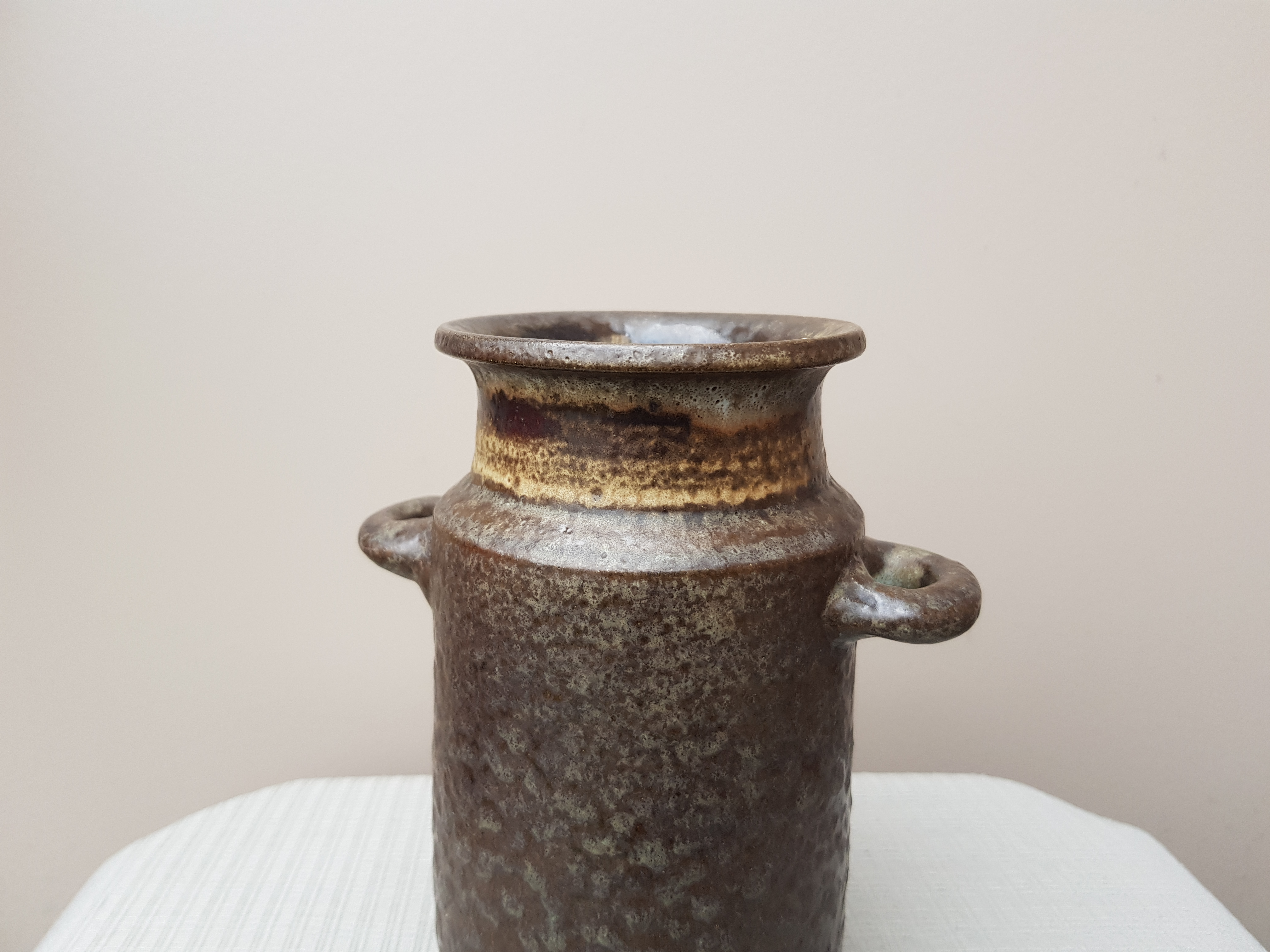 Hannie Mein - Vaasje met twee oren - gesigneerd H.M kopen? Bied vanaf 15!