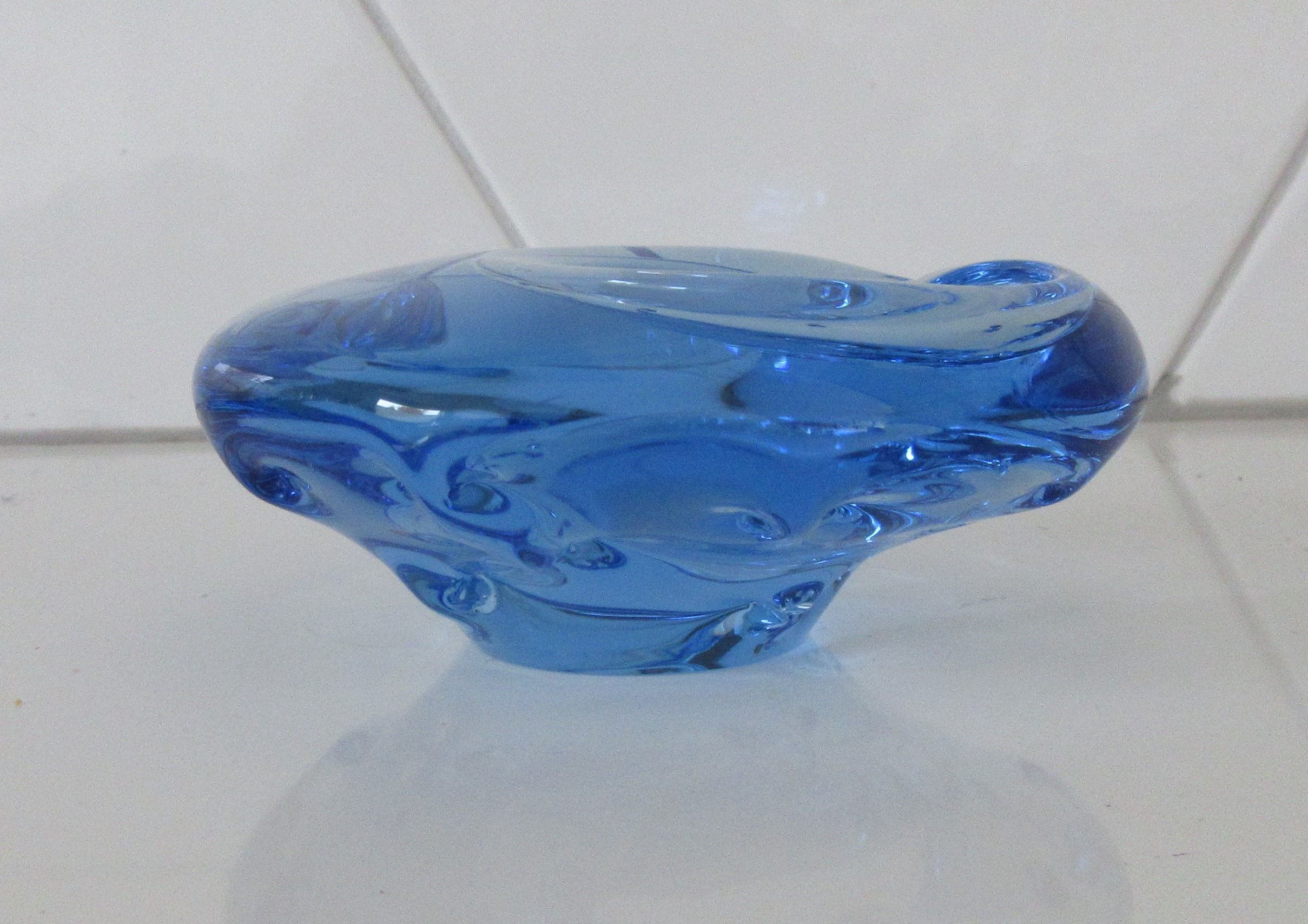 Zelezny Brod Sklo - Alexandrite blauw vrij gevormd asbakje ontwerp Miloslav Klinger kopen? Bied vanaf 20!
