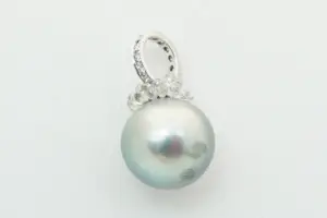 96 - Casual Chique 18 karaat wit gouden hanger GELLNER met diamant kopen? Bied vanaf 750!