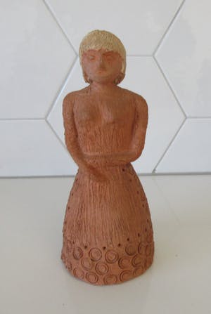 Niet of onleesbaar gesigneerd - Terracotta beeld van een blonde dame kopen? Bied vanaf 1!