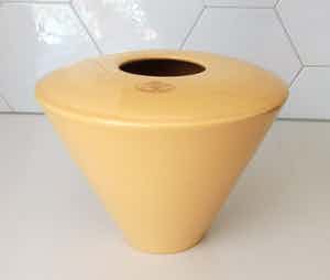 Keramiekfabriek Velsen - Mid Century Modernistische zachtgele vaas verkocht voor € 1!