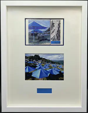 Christo - The Umbrellas :dubbele card met originele stof, gesigneerd & boek & persbericht kaufen? Bieten Sie von 390!