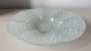 Niet of onleesbaar gesigneerd - Lichtblauwe en witte opaline glazen met witte glasdraden kopen? Bied vanaf 1!