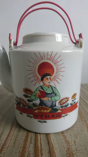 Niet of onleesbaar gesigneerd - Chinese propaganda theepot - Mao's Culturele Revolutie kaufen? Bieten Sie von 1!