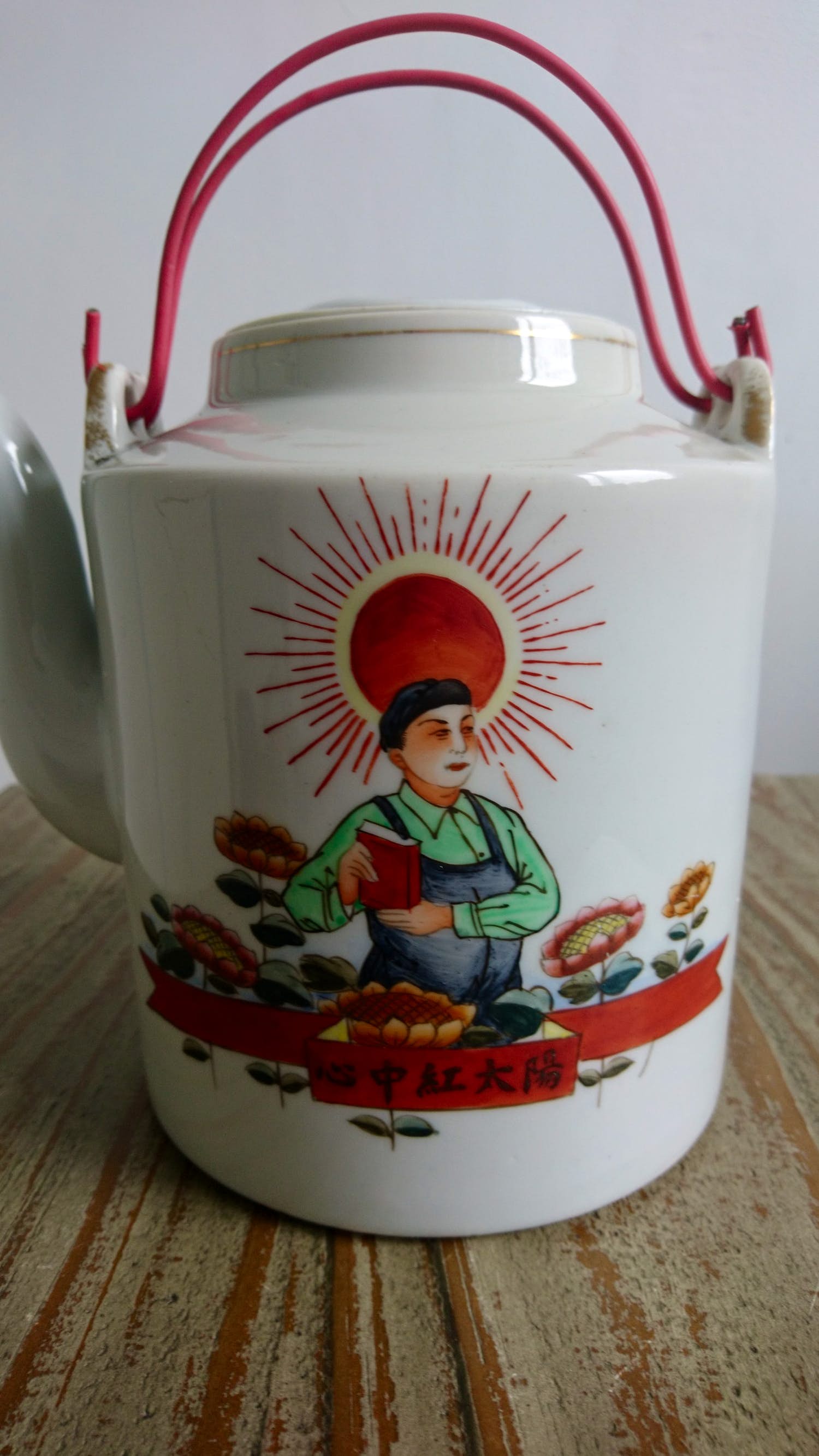 Niet of onleesbaar gesigneerd - Chinese propaganda theepot - Mao's Culturele Revolutie kopen? Bied vanaf 1!
