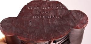 Niet of onleesbaar gesigneerd - Tropisch houten sculptuur van een jongeman met frangipani bloem- Bali, Indonesië kopen? Bied vanaf 1!