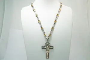 66- Opvallend 18Kt bi-color gouden collier + fraai vormgegeven 18Kt gouden kruis kopen? Bied vanaf 1800!