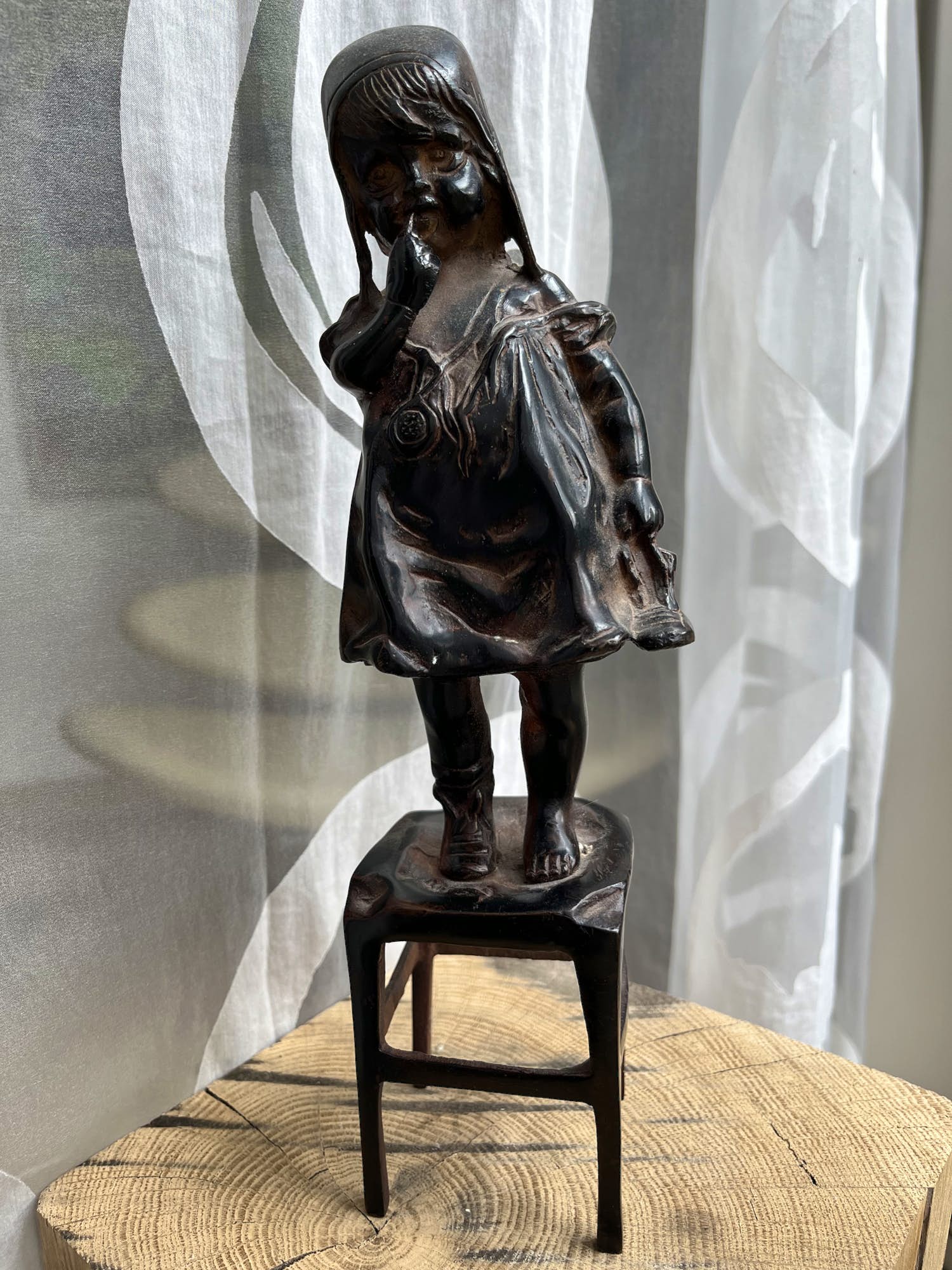 Brons (Onbekend) - Meisje op kruk. verkocht voor € 99!