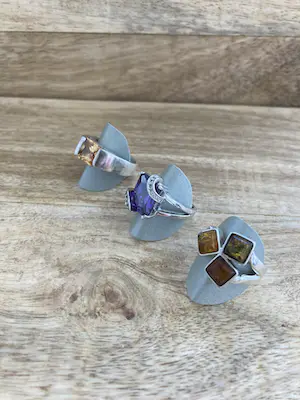 Een Lotje van drie zilveren ringen met kleursteen, zirkonia en barnsteen kopen? Bied vanaf 35!