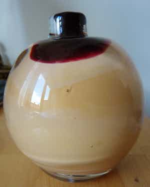 Niet of onleesbaar gesigneerd - glazen asymmetrische boltuit verkocht voor € 1!