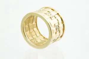 55- Apart vormgegeven 18Krt gouden "gevlochten" ring met 0.40ct diamant kopen? Bied vanaf 770!