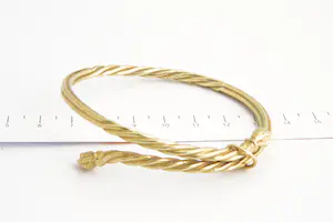 193- Surinaamse 18 karaats gouden  "Rozenknop"  klem-armband - ZWAAR! (40gr) kopen? Bied vanaf 1460!