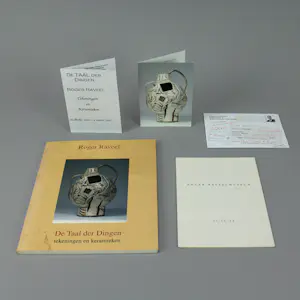 Roger Raveel - Collectie naslagwerken met tentoonstellingsuitnodigingen en gesigneerde brief kopen? Bied vanaf 50!