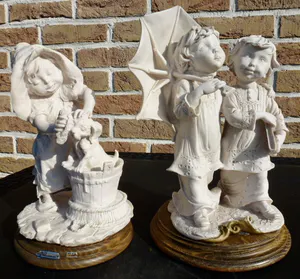 Real Fabbrica Capodimonte - Giuseppe Armani - Meisje wast hond (Washday) en 2 Misdienaren met parasol kopen? Bied vanaf 1!