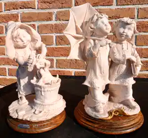 Real Fabbrica Capodimonte - Giuseppe Armani - Meisje wast hond (Washday) en 2 Misdienaren met parasol verkocht voor € 1!