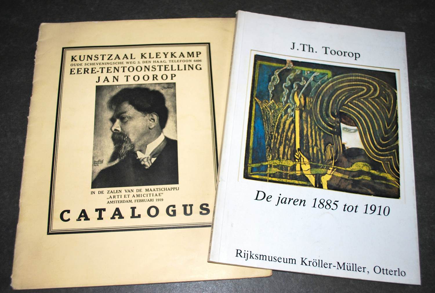 Jan Toorop - 3x, o.a. Kleykamp gids met 12 los ingeplakte afbeeldingen (1919) verkocht voor € 60!