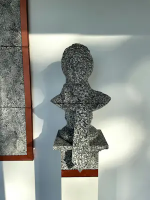 Michel Kourline - Tweedelig kunstobject in gemengde techniek, La femme à la cravate (Groot) kopen? Bied vanaf 450!