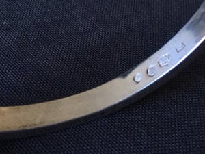 1e gehalte Zilver - zilveren armband gesigneerd door BM en een brede ring kopen? Bied vanaf 30!