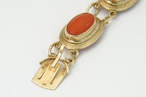 2033-Geelgouden Vintage 14krt armband met ovaal cabuchon geslepen bloedkoralen kopen? Bied vanaf 280!