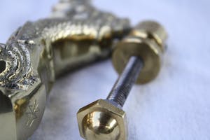 Niet of onleesbaar gesigneerd - Fraaie Oude Bronzen Vuur Vergulde Deur Klopper in Mythische Stijl. kopen? Bied vanaf 1!