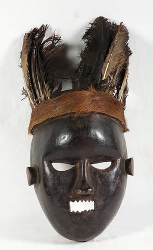 Salampasu - Oorlogsmasker met een haarband van dierenhuid en een tooi van veren kopen? Bied vanaf 1!