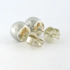 Zilveren oorknoppen bezet met een licht grijze parel – 1.8 gram kopen? Bied vanaf 10!