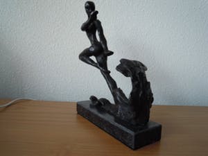 Brons (Onbekend) - Gesigneerd bronzen beeld - Naakte vrouw die vlucht voor golf water kopen? Bied vanaf 65!