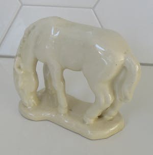 Niet of onleesbaar gesigneerd - Art deco aardewerk plastiek van een grazend paard kopen? Bied vanaf 10!