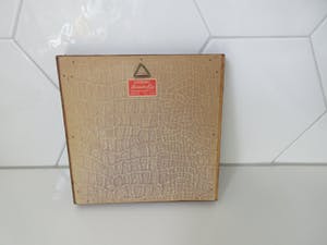 Niet of onleesbaar gesigneerd - Twee Delftsblauwe antieke tegels afbeelding koe en boerderij in houten lijst kopen? Bied vanaf 1!