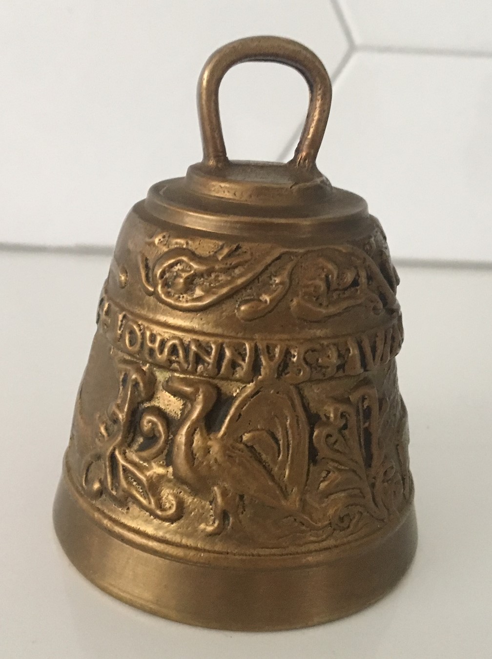 Niet of onleesbaar gesigneerd - Antieke begin 20e eeuwse bronzen kerkbel kopen? Bied vanaf 1!
