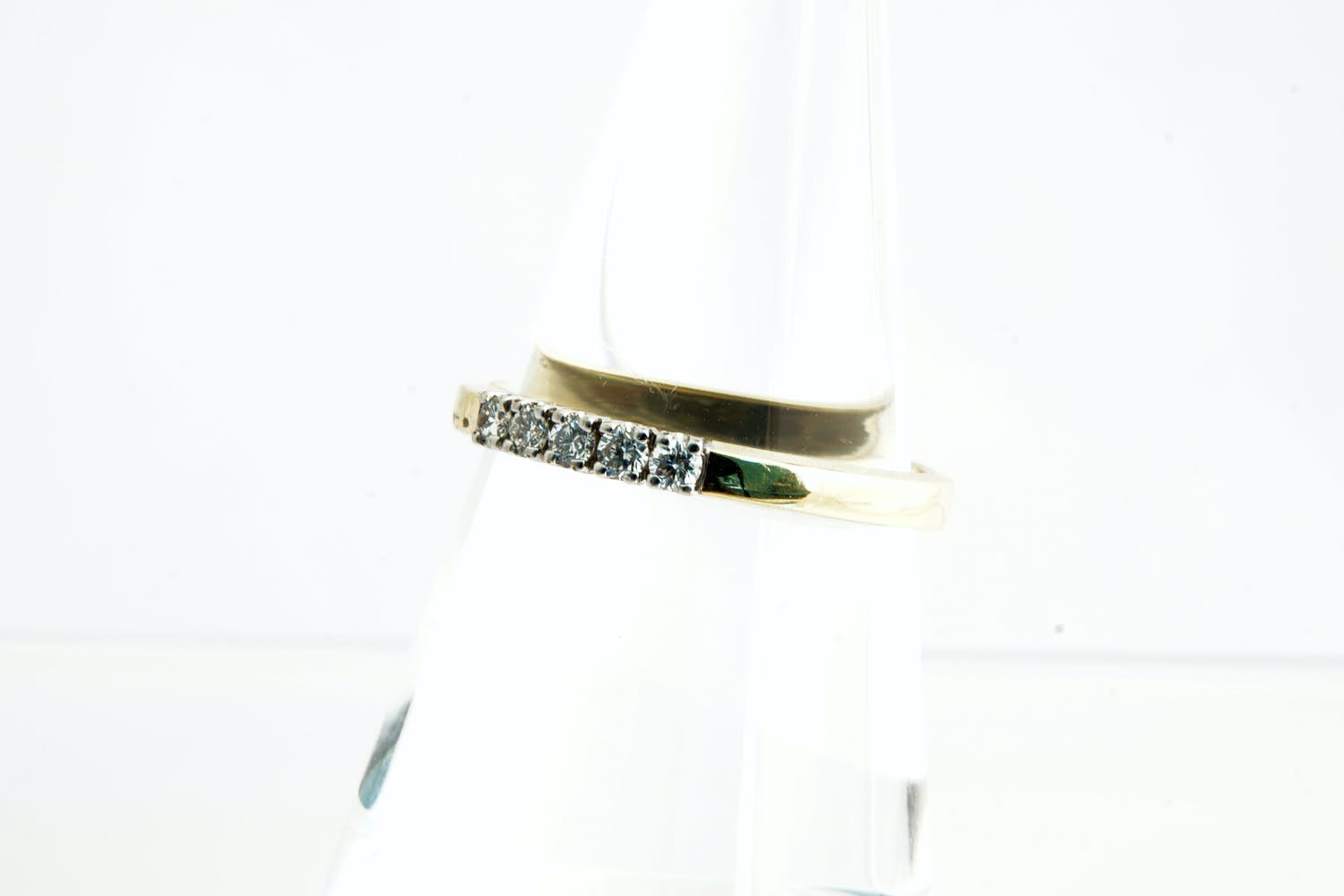 88 - Elegante 14krt bicolor goud & diamanten (0.10ct) rij ring kopen? Bied vanaf 90!