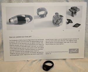 Juul Jacobs - Ring van polyester met computerchip – 2003 - Tussen Kunst en Kitsch kopen? Bied vanaf 75!