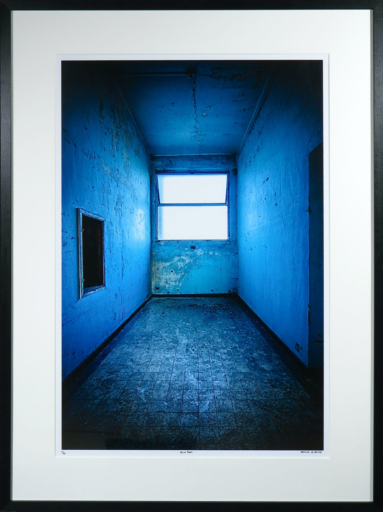 Arnoud van den Brink - Fotografie, Blue Room - Ingelijst verkocht voor € 50!