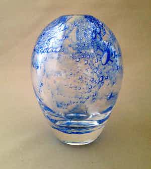 Floris Meydam - Dikwandige heldere vaas met lichtblauwe poeders en luchtbellen verkocht voor € 49!