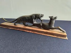 Niet of onleesbaar gesigneerd - Fraai art deco beeld van leeuwin met prooi uit hoorn gemaakt kopen? Bied vanaf 1!