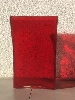 Niet of onleesbaar gesigneerd - GROTE GLAZEN RODE VAAS verkocht voor € 1!