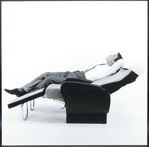 Paul Huf - Foto op dibond, Een portret van een man liggend in de stoelen kopen? Bied vanaf 1!