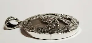 Nieuwe zeldzame zilveren hanger met parelmoer, met een zilveren Chinese draak kopen? Bied vanaf 75!