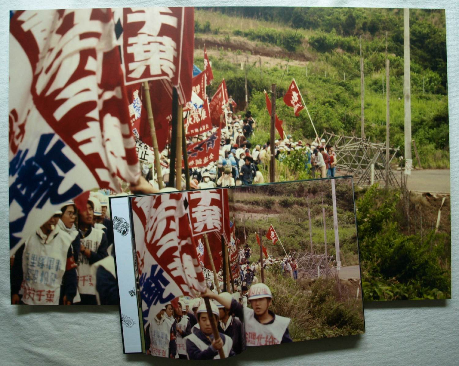 Henk Schiffmacher - Grote gesigneerde foto op dibond “Optocht…” + gesigneerd fotoboek verkocht voor € 150!