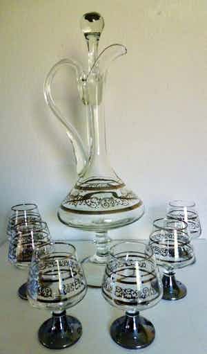 Niet of onleesbaar gesigneerd - Elegante decanter / karaf op voet met 6 cognac glazen met verzilverde decoratie. verkocht voor € 1!