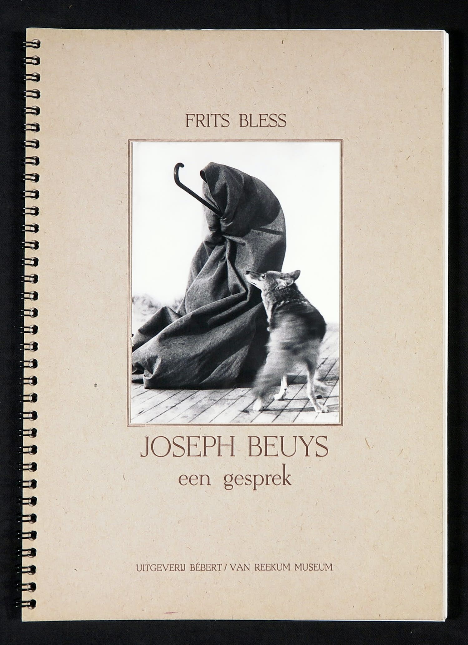 Joseph Beuys - Frits Bless, Joseph Beuys. Een gesprek (Uitgeverij Bébert 1987) kopen? Bied vanaf 1!