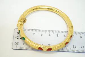 21 - Gedeeltelijk 20 karaats geelgouden armband met kunststof kern kopen? Bied vanaf 720!