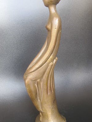 Brons (Onbekend) - Zittende vrouw op handen gedragen. kopen? Bied vanaf 75!