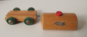 Curiosa - Vintage houten trein en wagon + auto van Brio uit Zweden kopen? Bied vanaf 1!