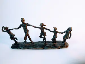 Astrid Veldhuyzen-Koppen - Skulptur von fünf fröhlich tanzenden Kindern, signiert AV im Sockel. kopen? Bied vanaf 25!
