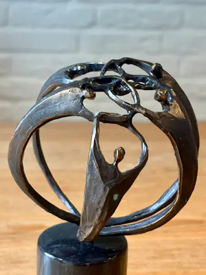 AcheterCorry Ammerlaan - Brons sculptuur getiteld "Samenwerking", rustend op een zwarte marmeren sokkel? Enchérissez de 45!