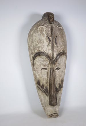 Fang - Groot houten Ngil masker met wit pigment en tattoo's onder ogen kopen? Bied vanaf 100!