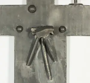 Peer Veneman - Wandsculptuur van lood en hout, Kruis kopen? Bied vanaf 200!